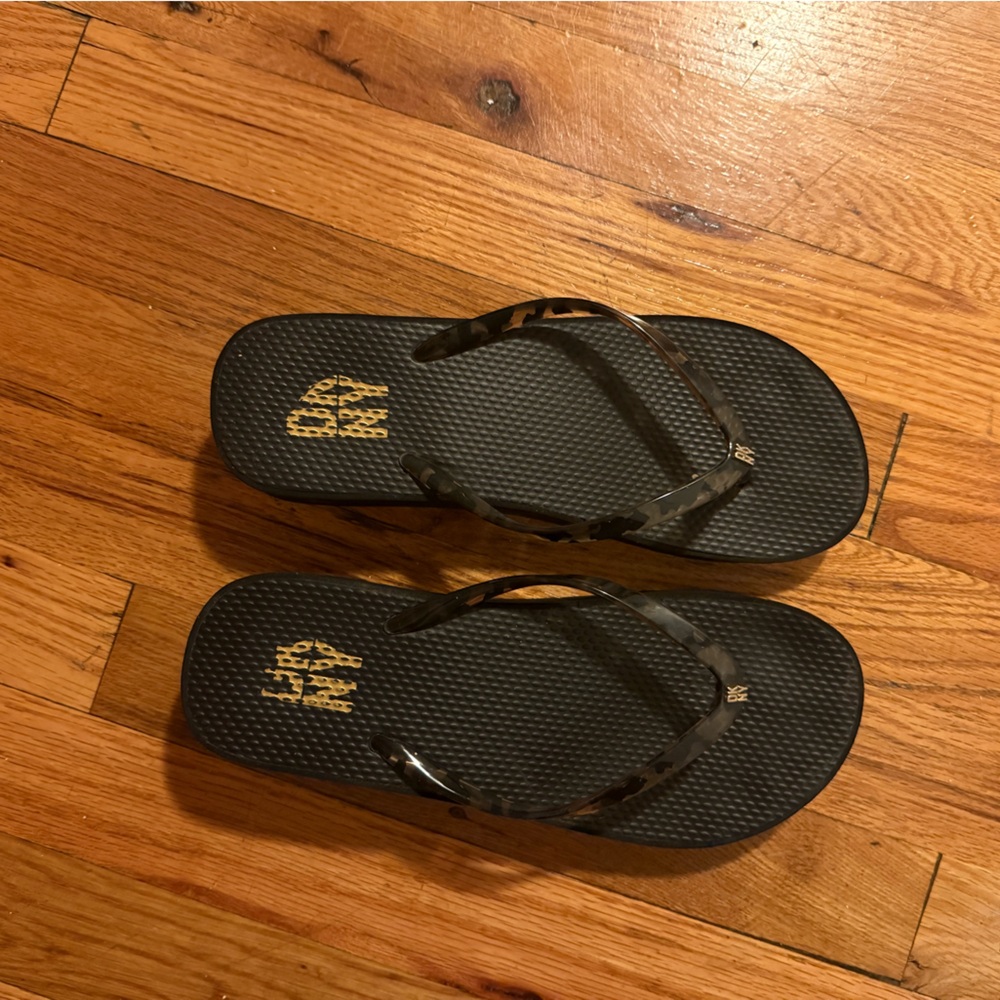 Dkny flip flop sandals